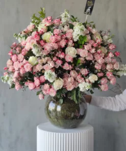 This premium arrangement in a glass vase radiates beauty with elegance.